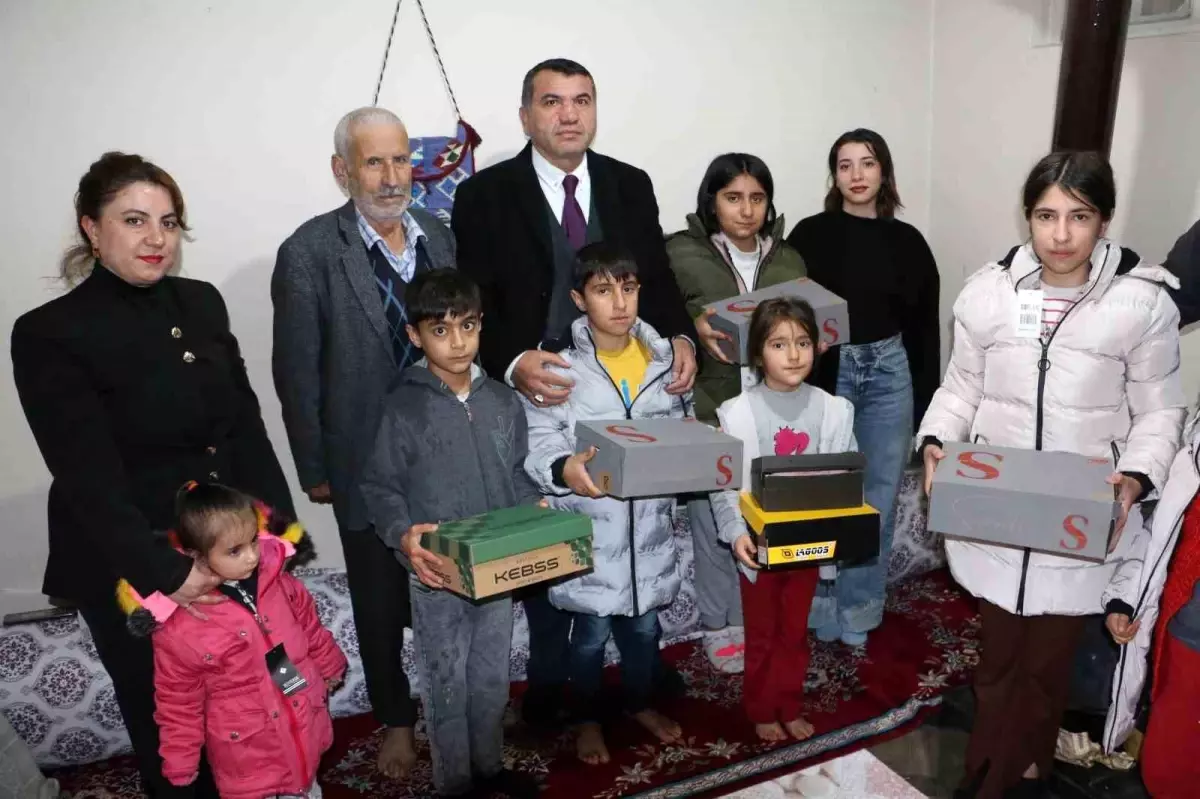 Çocuklara Mont ve Ayakkabı Dağıtımı