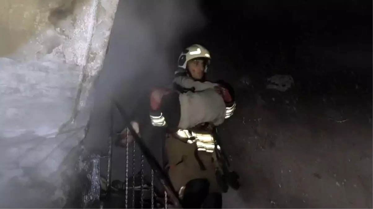 Yanan evdeki 7 kişilik aileyi itfaiye kurtardı