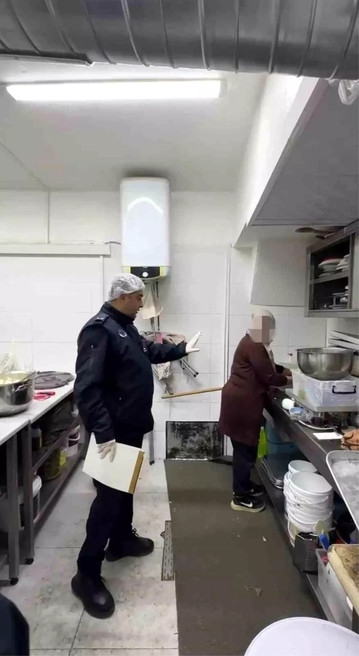 Zabıta denetimi esnasında mutfak tezgahında yıkanan paspas mide bulandırdı