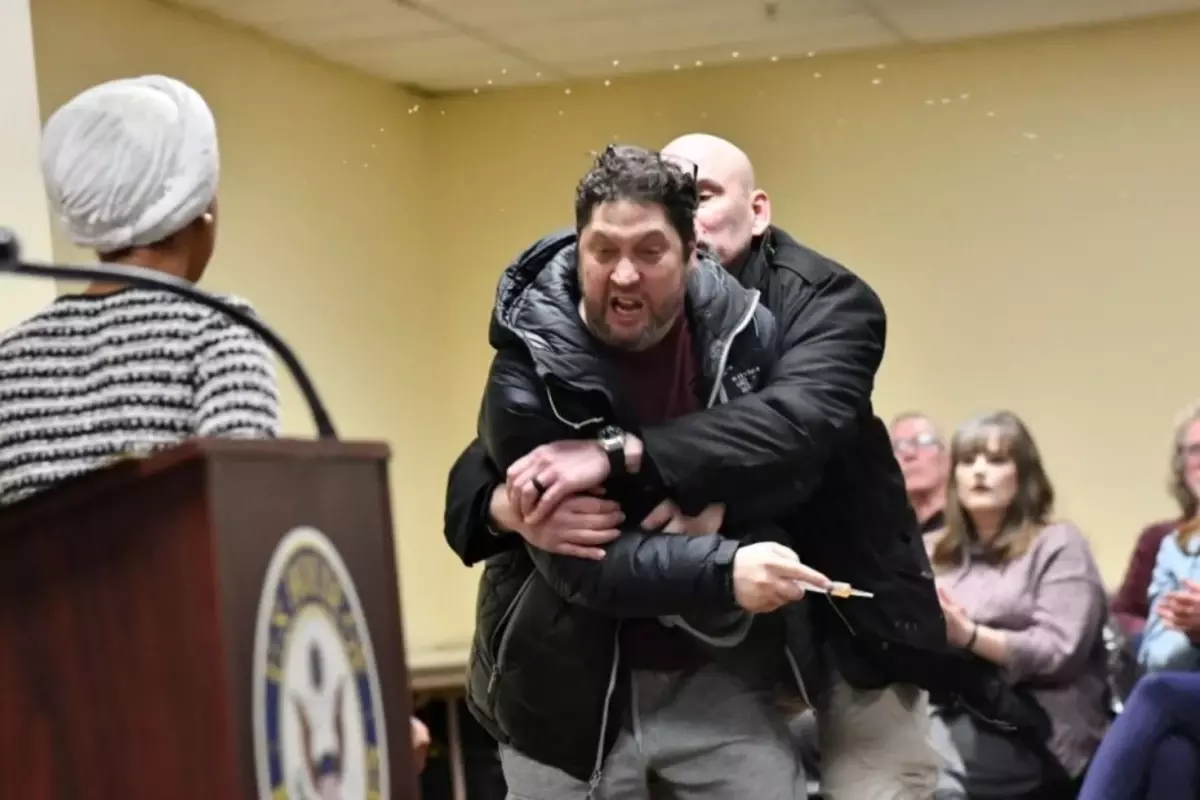 ABD\'li siyasetçiye elma sirkesiyle saldıran kişi hakim karşısına çıkacak