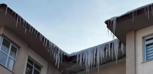 Kent buz kesti, dışarı çıkanların kaş ve kirpikleri donuyor Kent buz kesti, dışarı çıkanların kaş ve kirpikleri donuyor