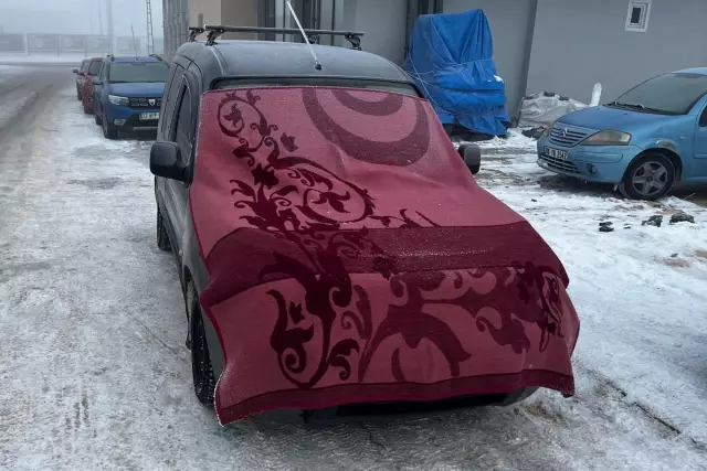 Kent buz kesti, dışarı çıkanların kaş ve kirpikleri donuyor Kent buz kesti, dışarı çıkanların kaş ve kirpikleri donuyor