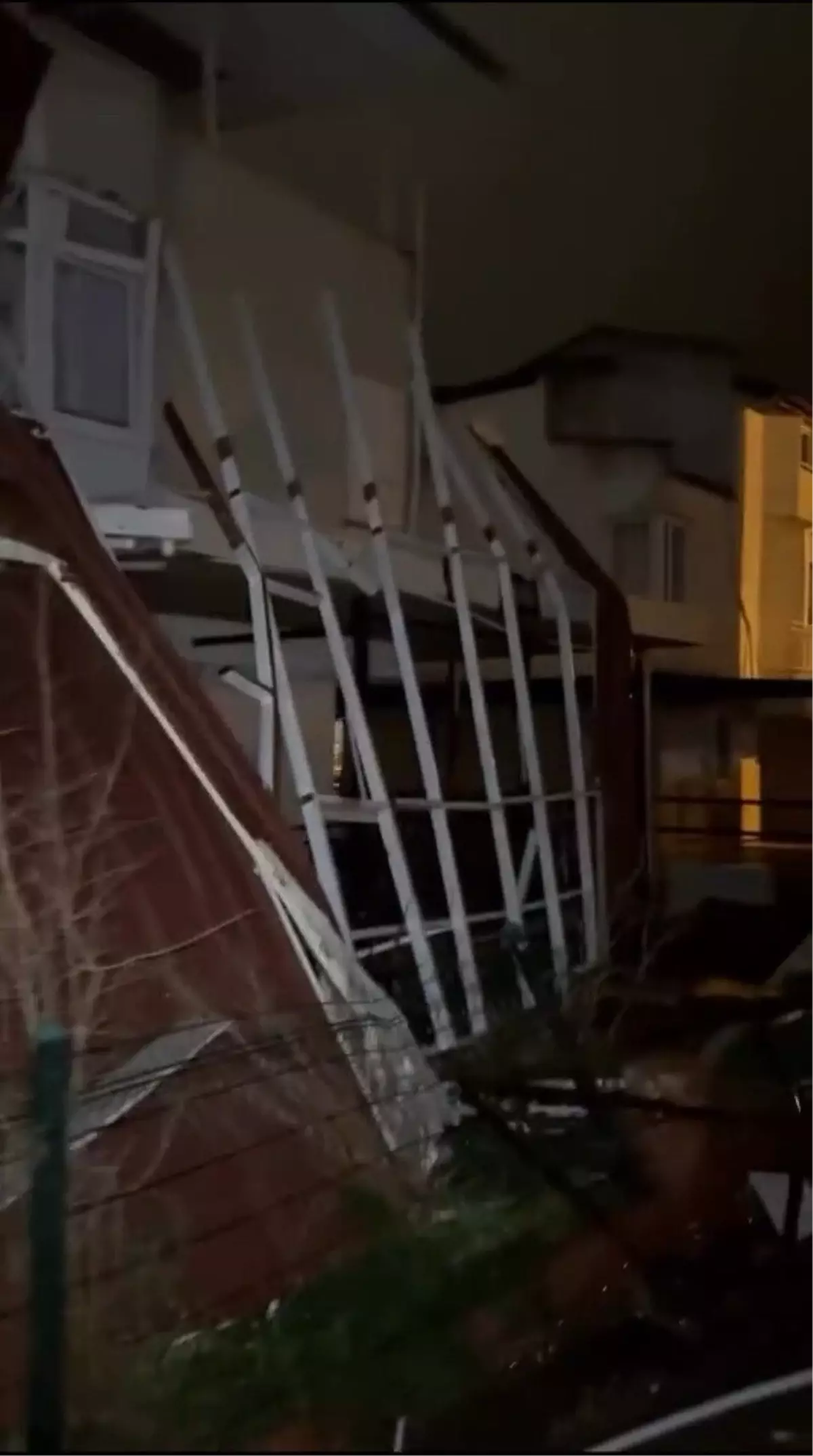 Kuşadası\'nda Fırtına Zarar Verdi