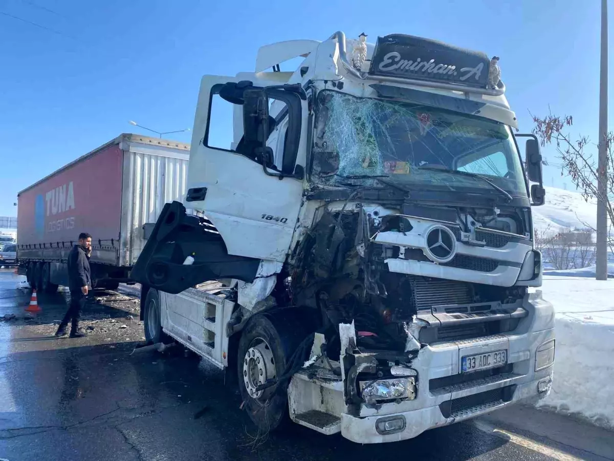 Bitlis\'te Tır Çarpışması: Maddi Hasar