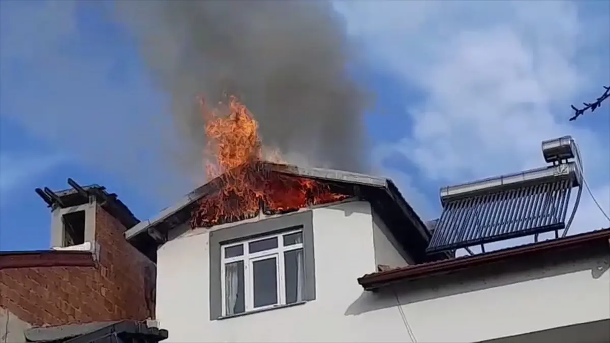 Boyabat\'ta Çatı Yangını Söndürüldü