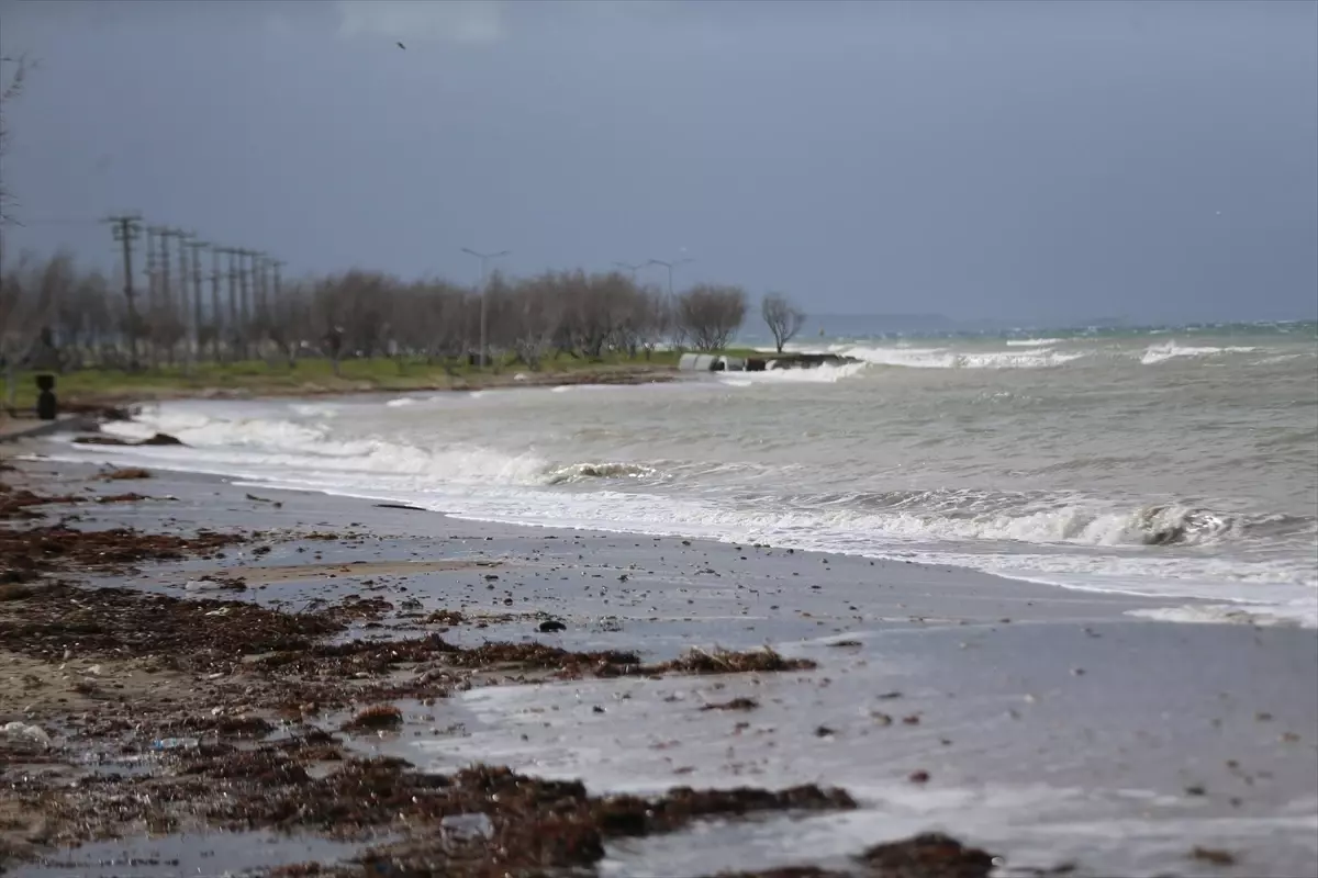 Çanakkale Boğazı\'nda Fırtına, Gemi Geçişleri Durduruldu
