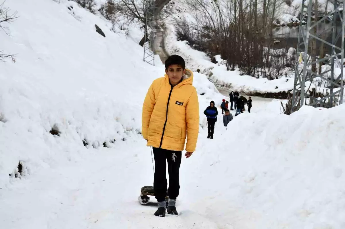 Şırnak\'ta Çocuklar Kızakla Kayak Keyfi Yaşıyor