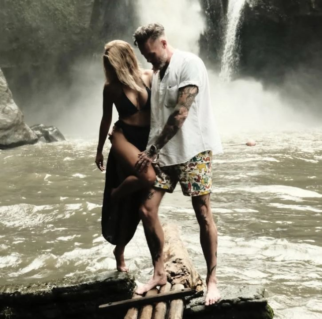 Dilan Çiçek Deniz'in eski akından dudak dudağa poz Dilan Çiçek Deniz'in eski akından dudak dudağa poz