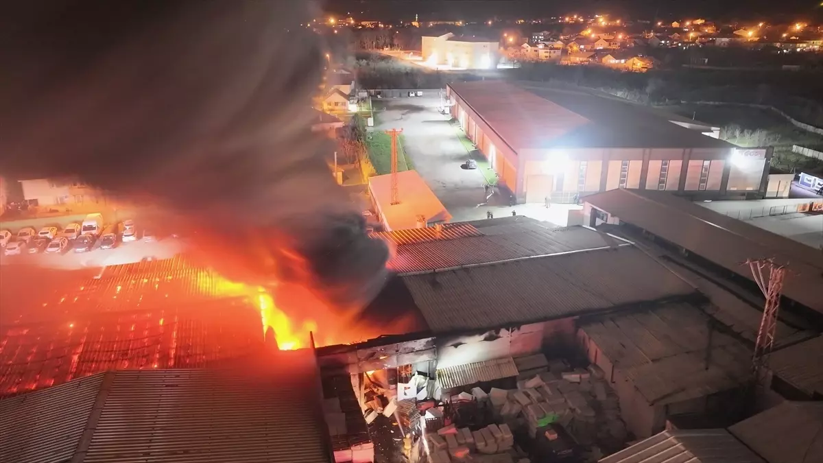 Kaynaşlı\'da Strafor Fabrikasında Yangın