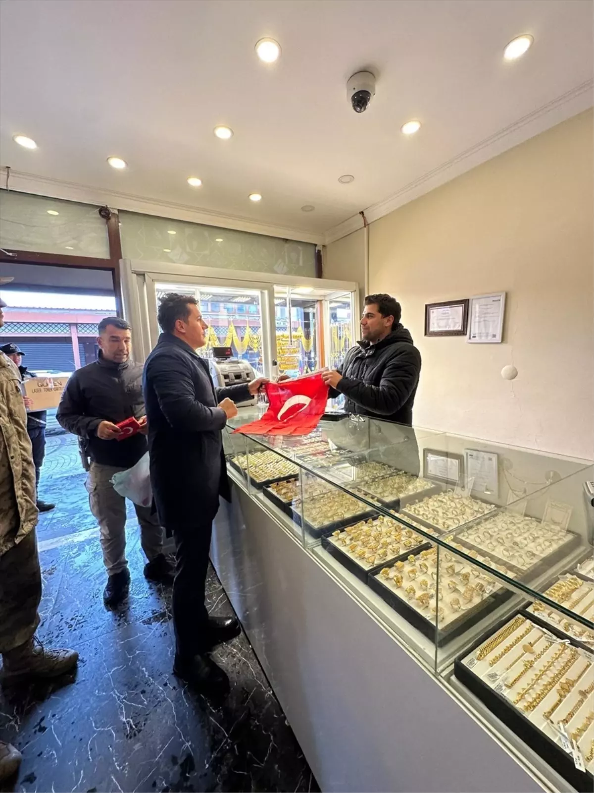 Eruh\'ta Esnafa Türk Bayrağı Dağıtıldı