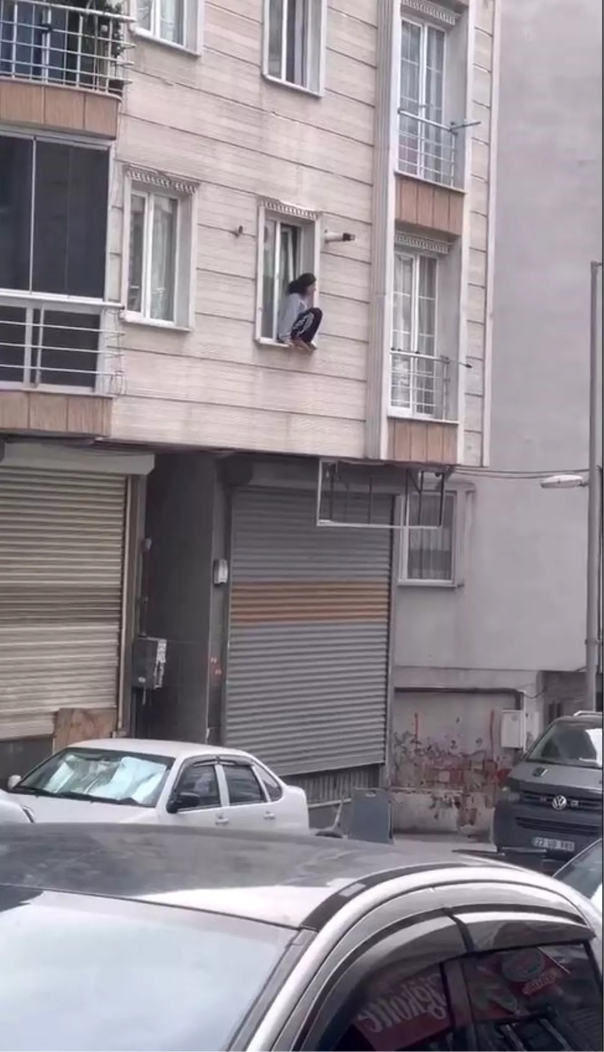 Görüntü İstanbul\'dan! Kendisine yapılanlara dayanamayan genç kadın, camdan atladı