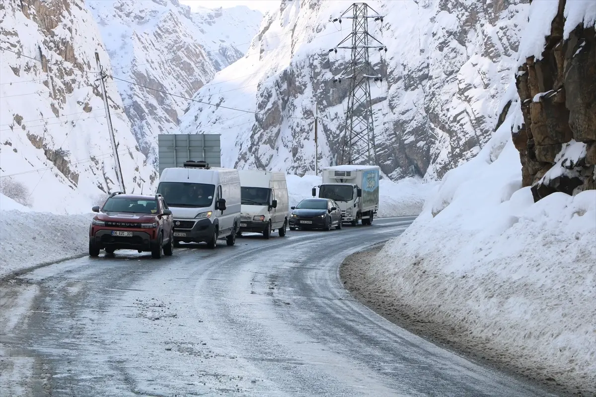 Hakkari\'de Çığ Temizliği