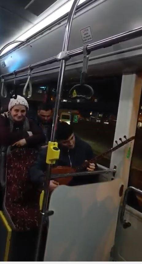 İETT otobüsünde sazlı yolculuk