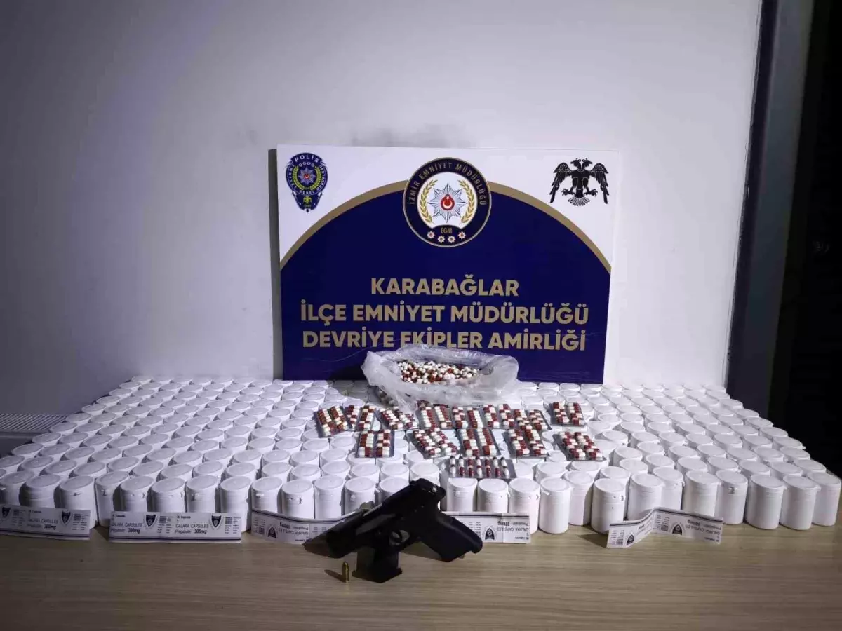 İzmir\'de Uyuşturucu Operasyonu: 17 Bin Hap ve Silah Ele Geçirildi