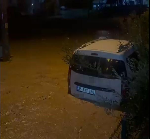 İzmir'de sağanak ve fırtına hayatı felç etti: Sel suları araçları sürükledi