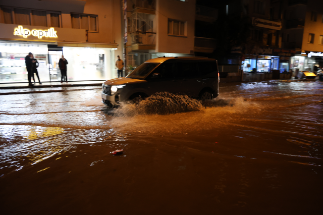 İzmir'de sağanak ve fırtına hayatı felç etti: Sel suları araçları sürükledi