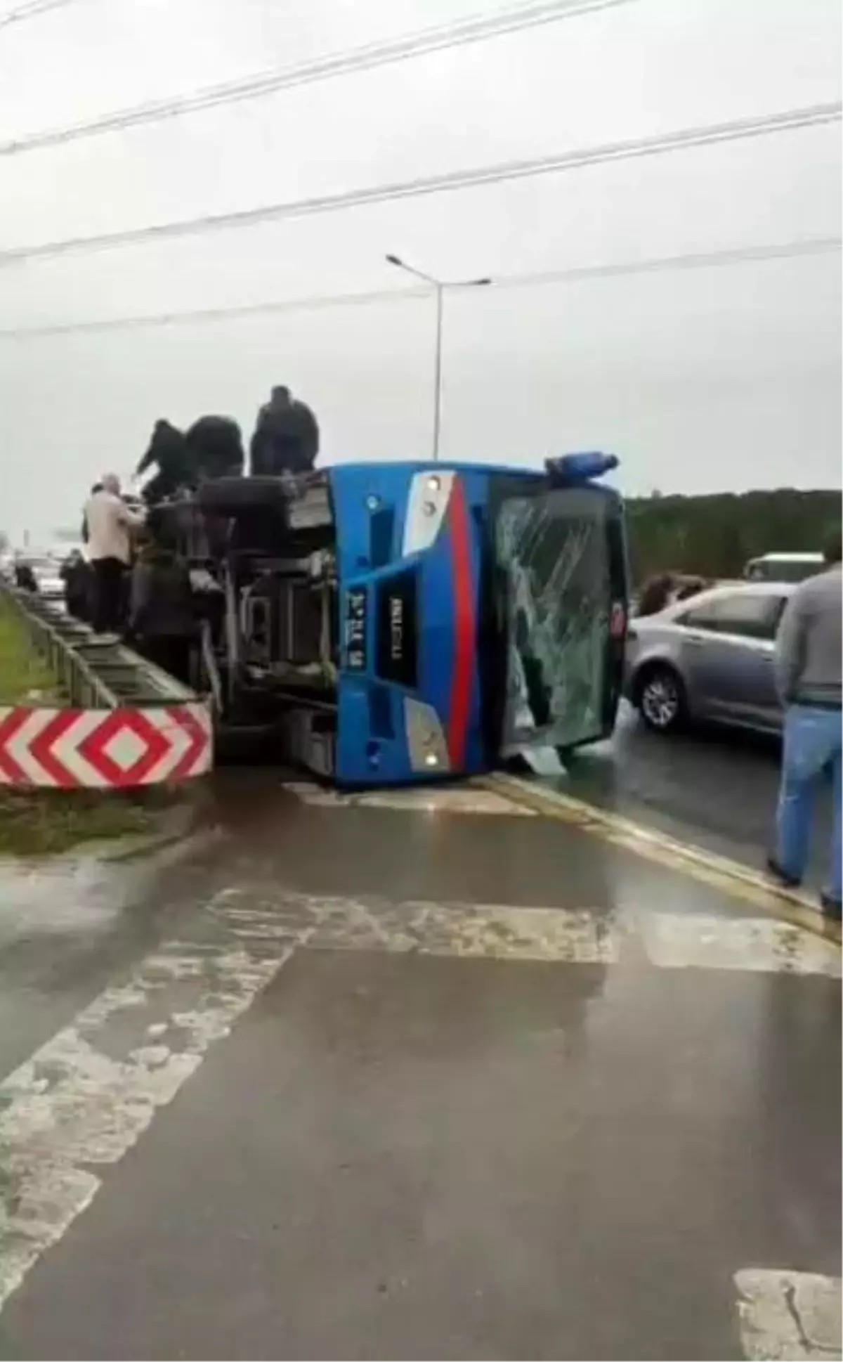 Kağıthane\'de Cezaevi Nakil Aracı Devrildi