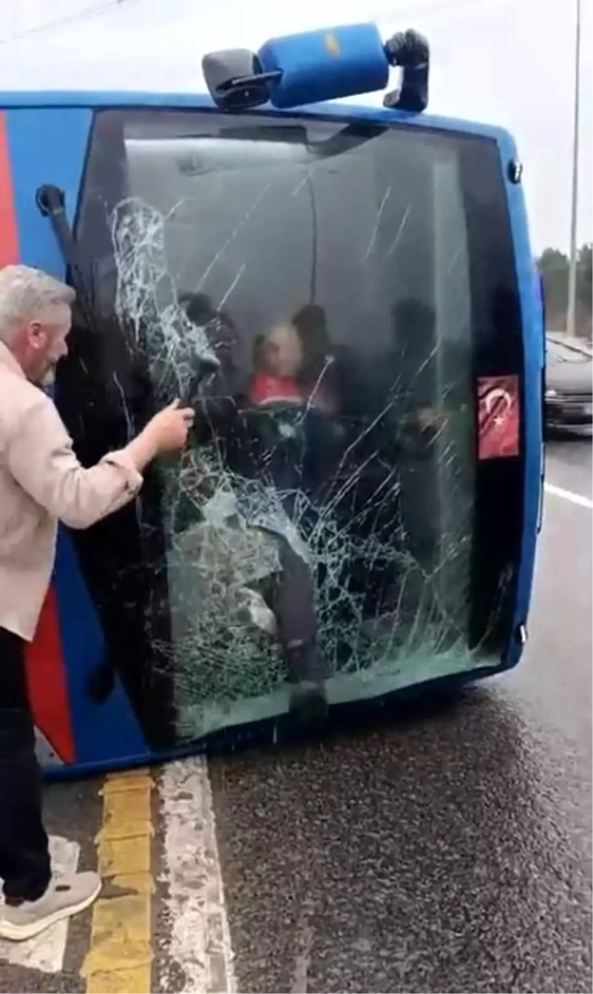 Kağıthane\'de devrilen cezaevi nakil aracından yaralıların kurtarılma anları görüntülendi