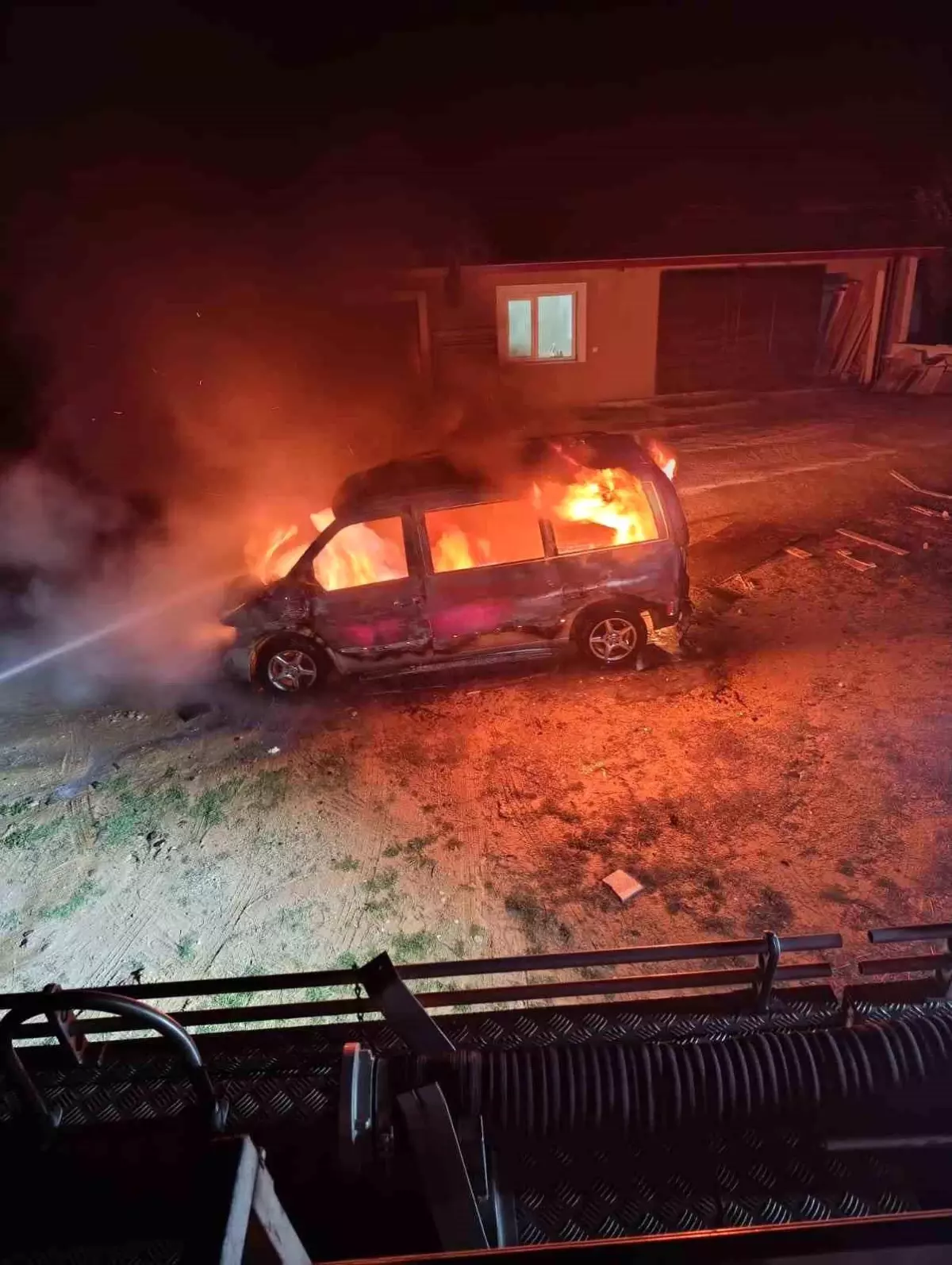 Karacasu\'da ticari araç alevlere teslim oldu