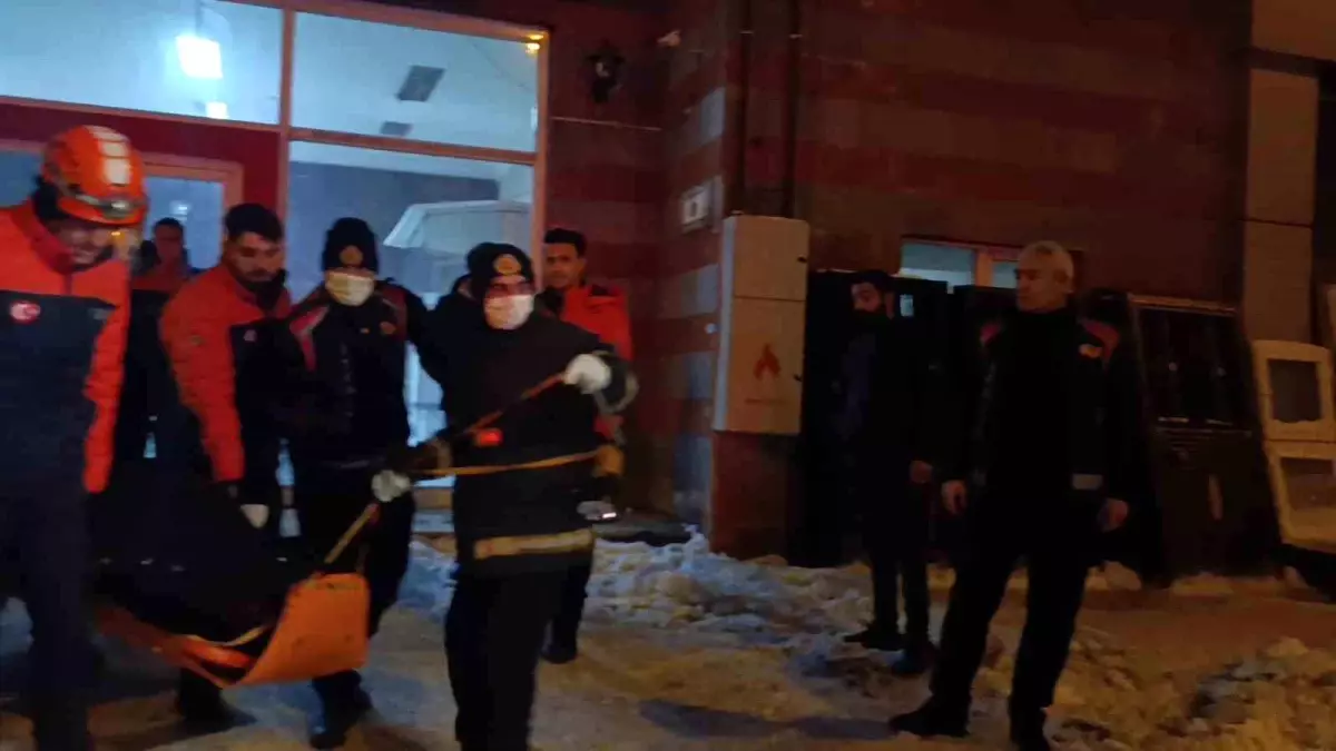 Kars\'ta Asansör Boşluğuna Düşen Genç Hayatını Kaybetti