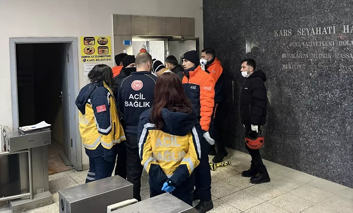 Kars\'ta kayıp genç asansör boşluğunda ölü bulundu