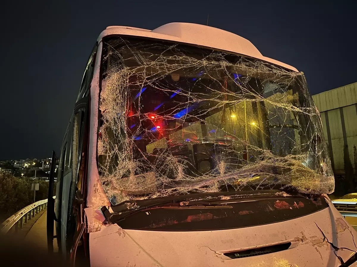 Kocaeli\'de Servis Minibüsü Tıra Çarptı