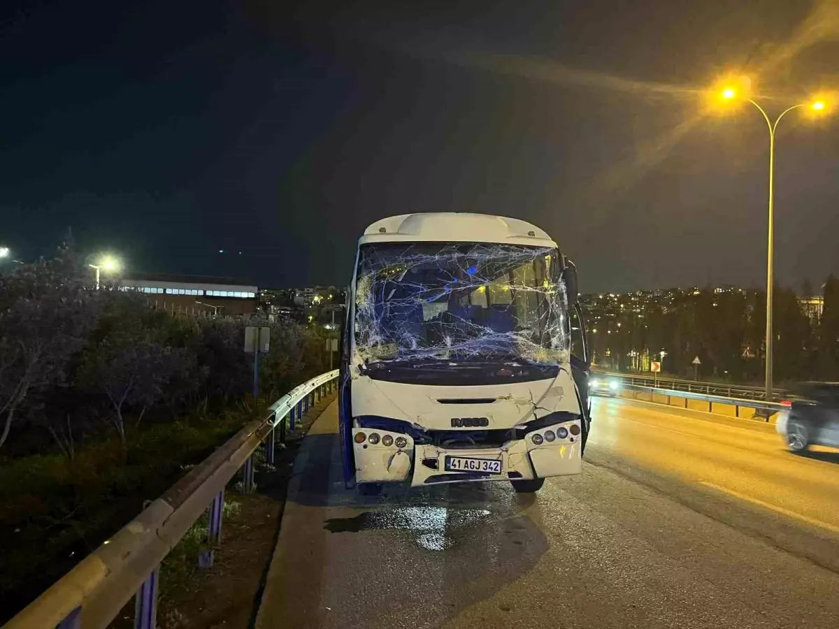Dilovası\'nda Servis Minibüsü Kaza Yaptı: 6 Yaralı