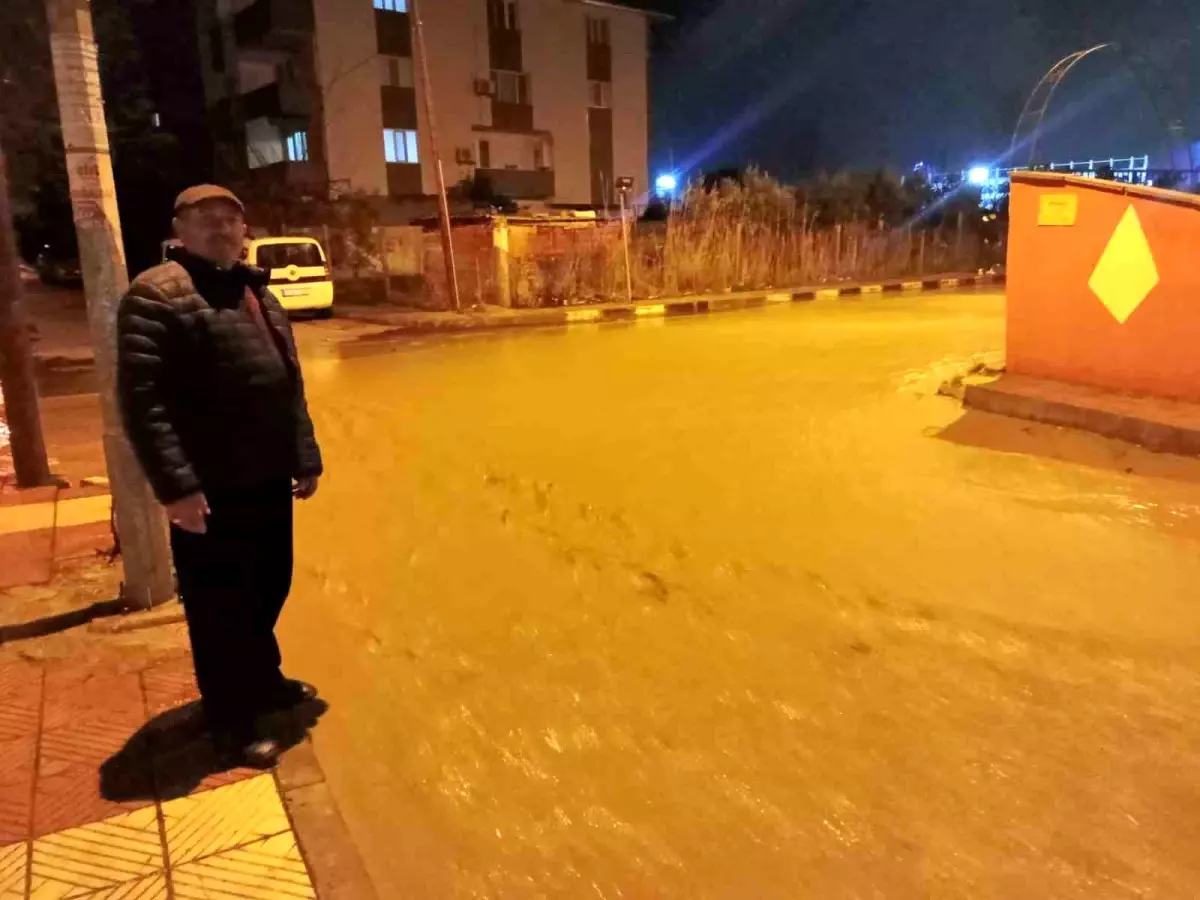 Manisa\'da sağanak yağış etkili oldu: Otomobil dereye düştü, elektrikli otomobil alev aldı