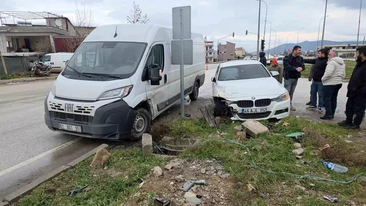 Hatay\'da FİAT ve BMW Çarpıştı