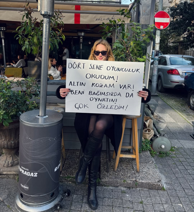 Ünlü oyuncu çareyi pankart açmakta buldu: Dört sene okudum, Altın Koza'm var