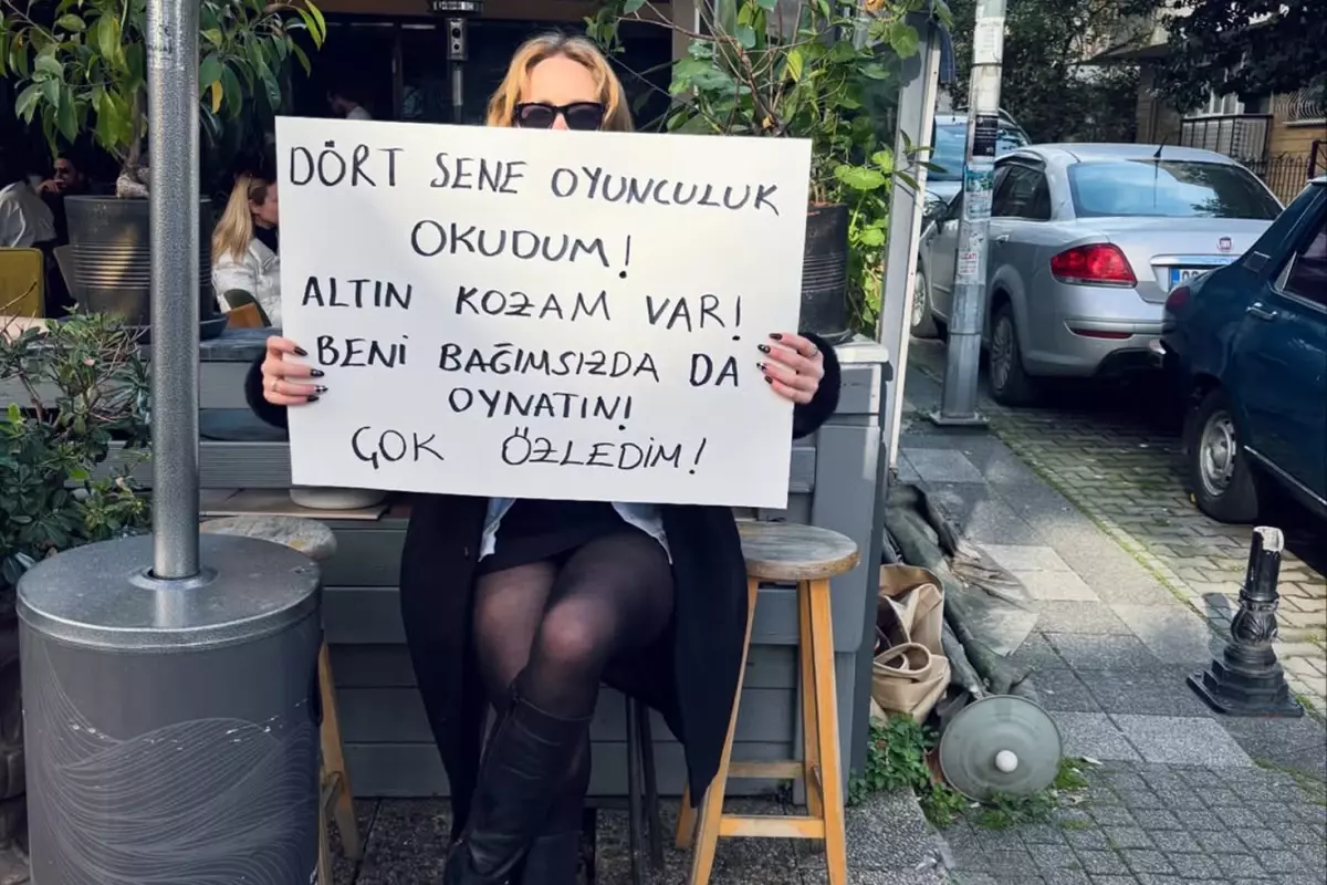 Ünlü oyuncu çareyi pankart açmakta buldu: Dört sene okudum, Altın Koza\'m var