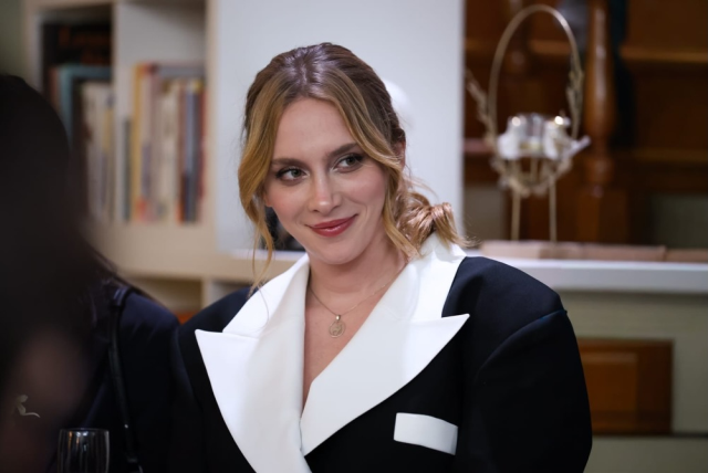 Ünlü oyuncu çareyi pankart açmakta buldu: Dört sene okudum, Altın Koza'm var