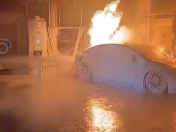 3 il felaketi yaşadı! Otomobil yandı, insanlar sele kapandı