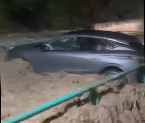 3 il felaketi yaşadı! Otomobil yandı, insanlar sele kapandı