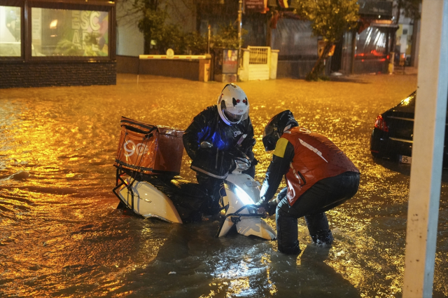 3 il felaketi yaşadı! Otomobil yandı, insanlar sele kapandı