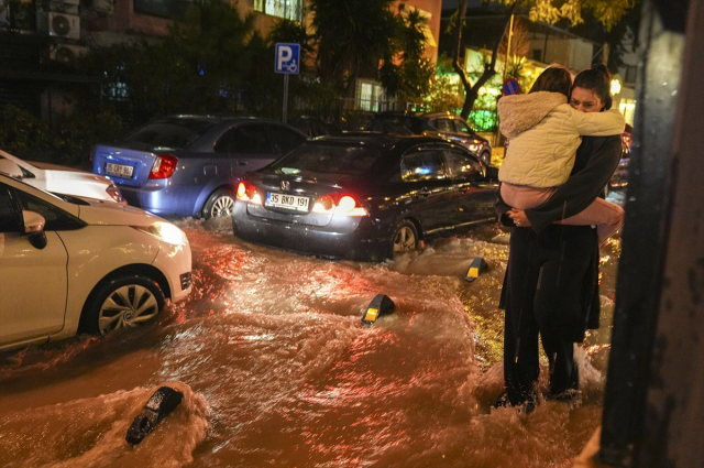 3 il felaketi yaşadı! Otomobil yandı, insanlar sele kapandı