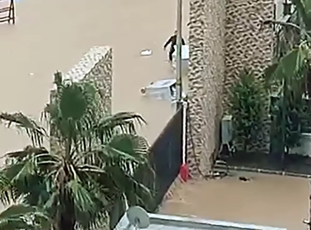 Adana\'da Su Baskını: Apartmanlar Mahsur Kaldı