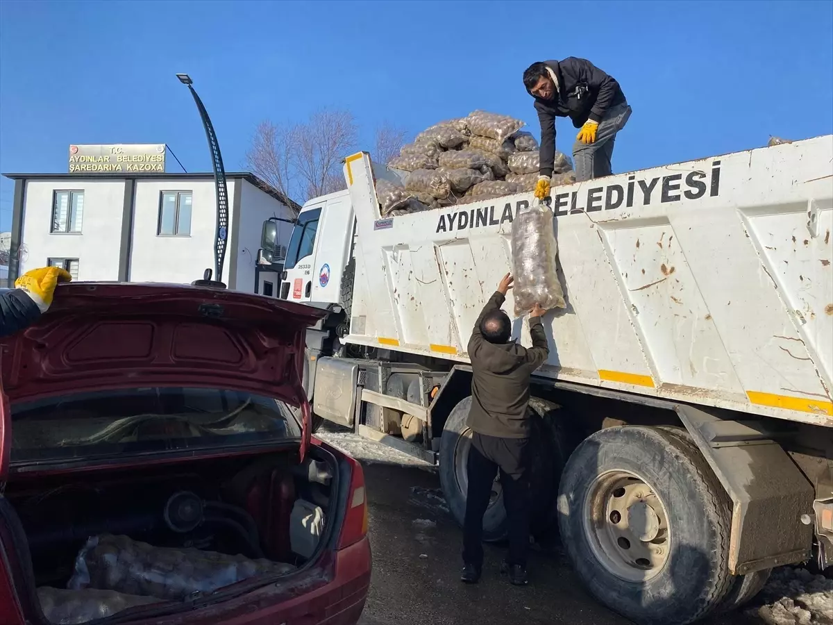 Adilcevaz\'da İhtiyaç Sahiplerine Patates Dağıtıldı