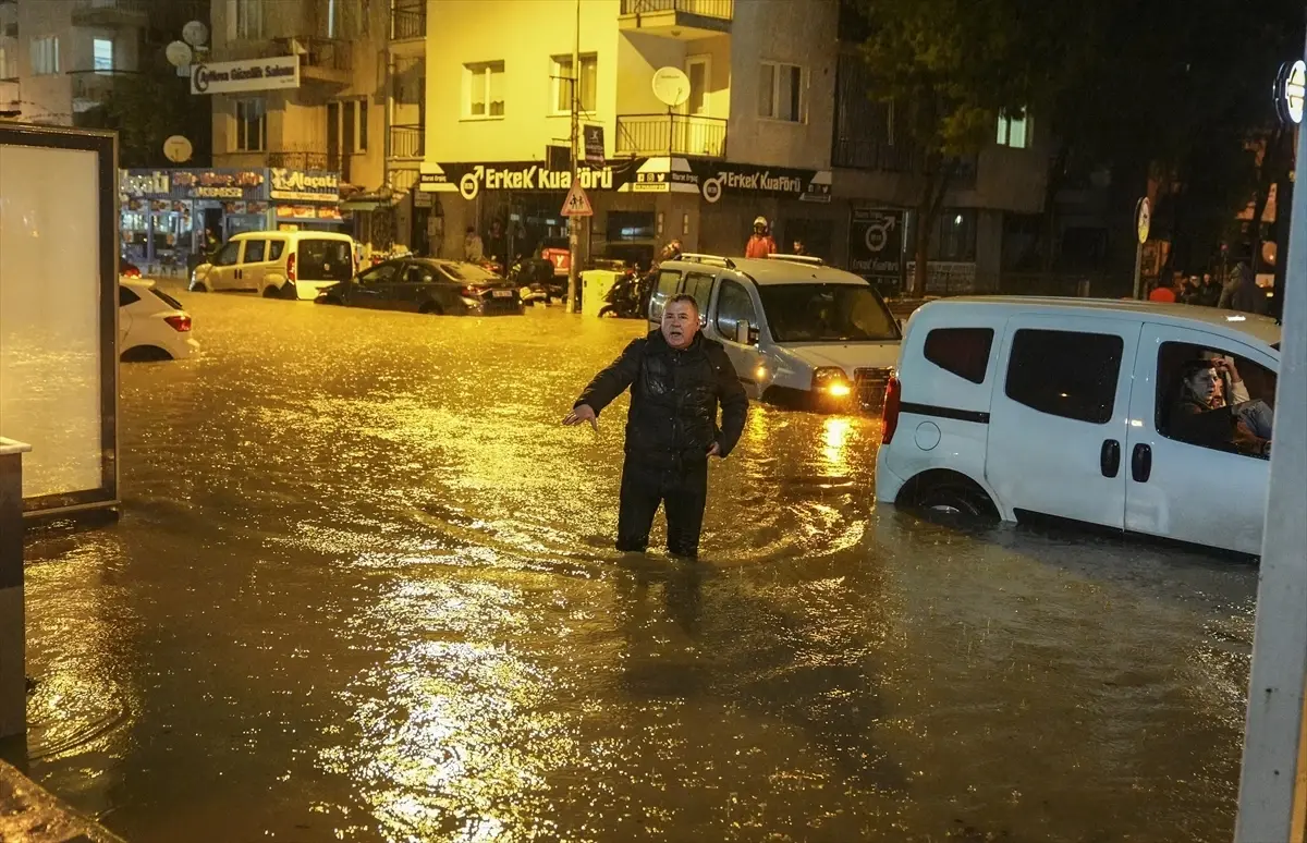 İzmir\'de Sağanak ve Fırtına: 577 İhbar