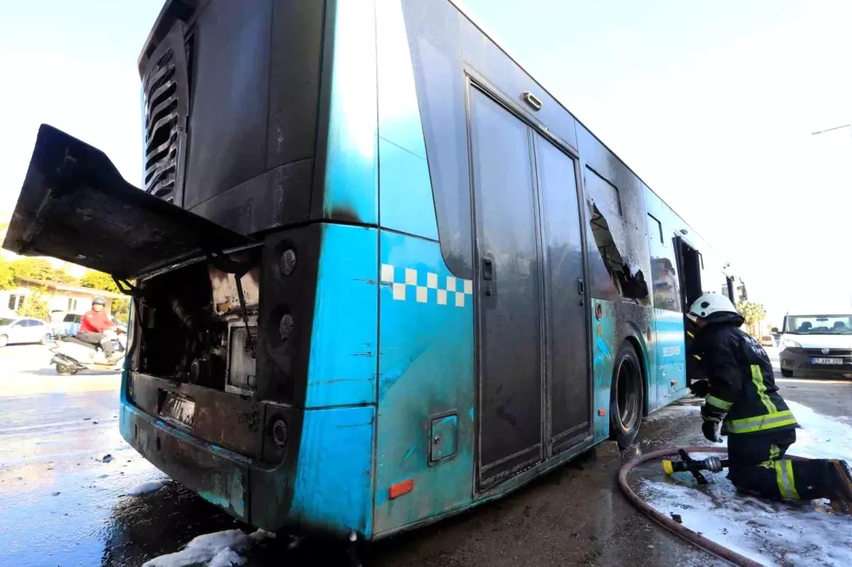 Antalya\'da seyir halindeki halk otobüsü alevlere teslim oldu