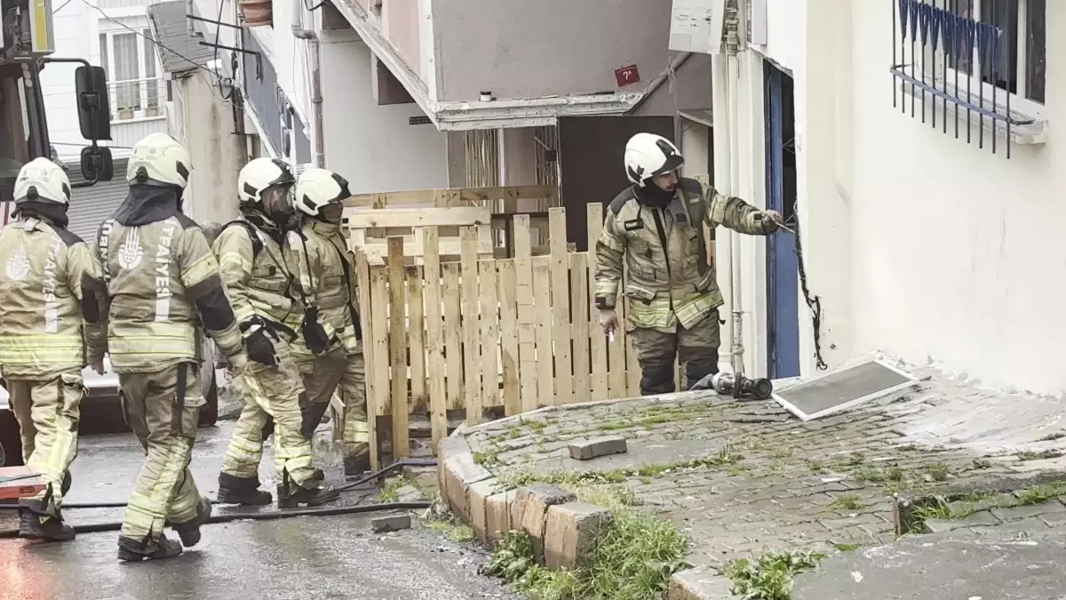 Arnavutköy\'de Yangın: 2 Kişi Dumandan Etkilendi