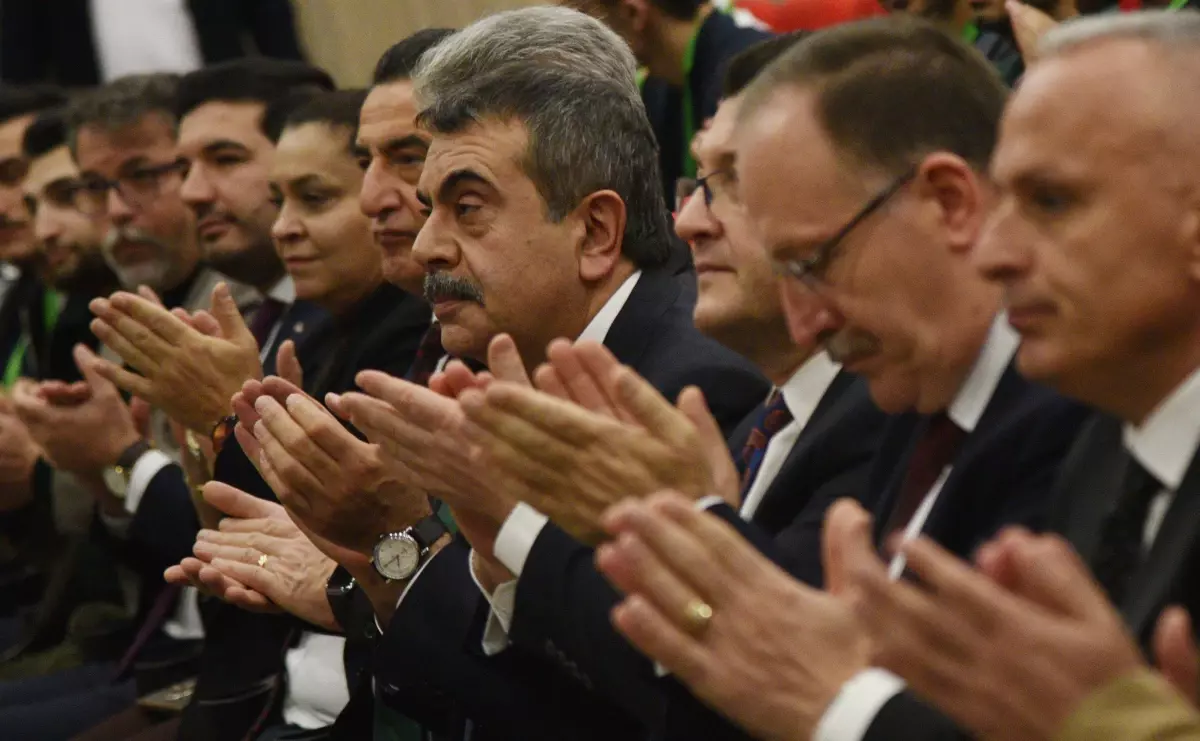 Bakan Tekin: Türkiye\'de Başörtüsü Sorunu Geride Kaldı