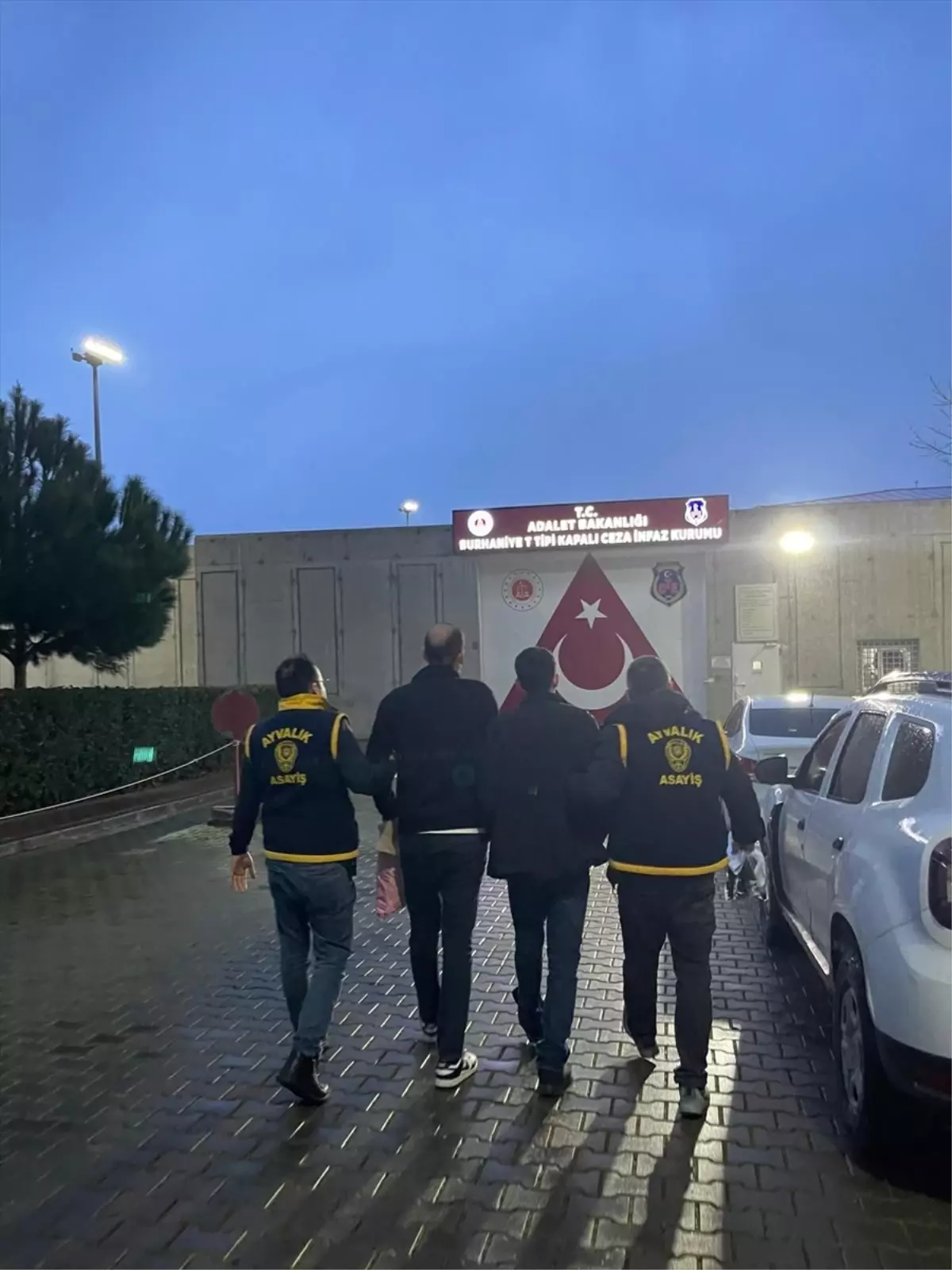 Ayvalık\'ta Telefon Dolandırıcılığı: 2 Şüpheli Tutuklandı