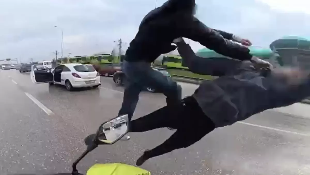 Trafikte film sahnelerini aratmayan uçan tekmeli kavga kamerada