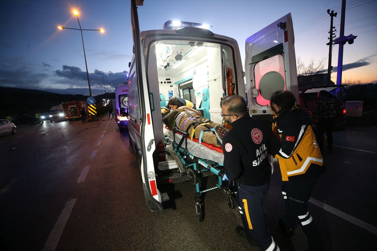 Çanakkale\'de Trafik Kazası: 5 Yaralı