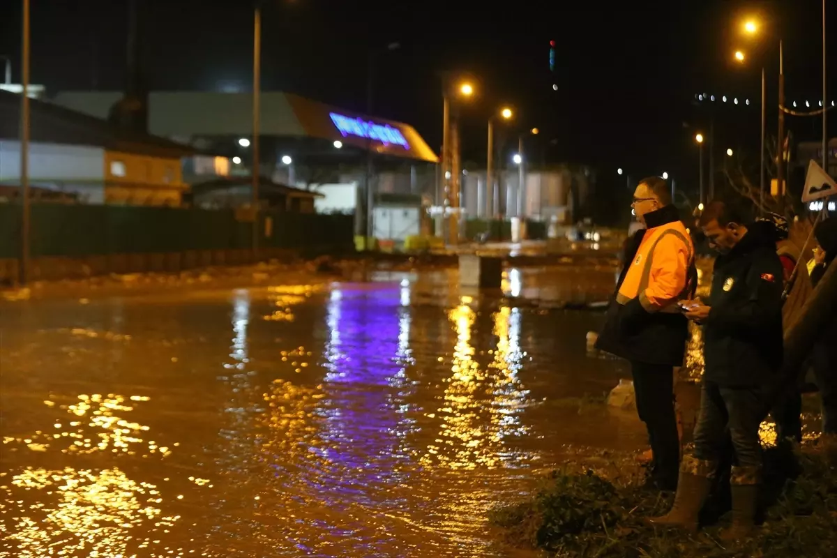 Çanakkale\'de Taşkın: Kepez Çayı Taşarak Barınağa İlerledi