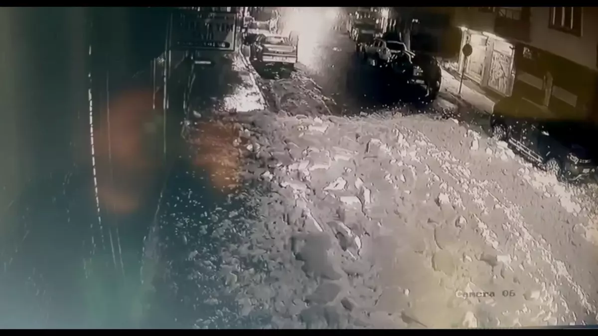 Bingöl\'de Çatıdan Düşen Kar Kütlesi Tehlike Yarattı