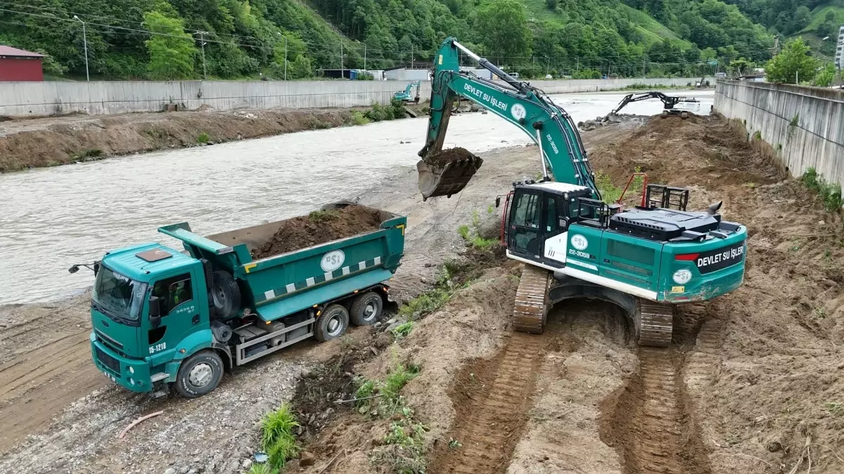 Doğu Karadeniz\'de Taşkın Riskine Karşı Makineli Çalışma