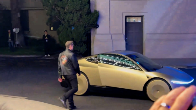 Elon Musk geleceğin otomobilinde görüntülendi