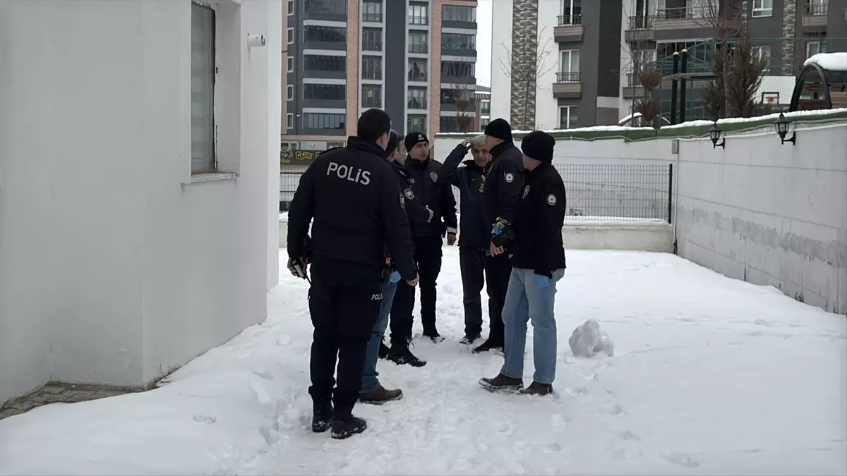 Cam Silerken Düşen Öğretmen Hayatını Kaybetti